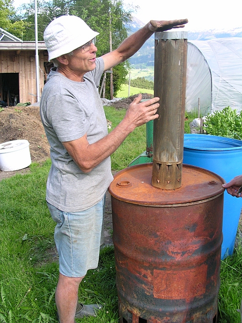 Oswald Steinlechner mit Pyrolyseofen