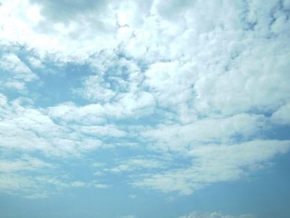 blauer Himmel mit Wolken