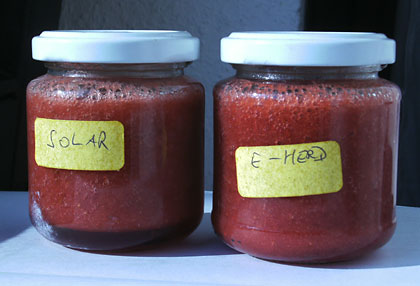 Zwei Proben mit gegarten Erdbeeren, püriert